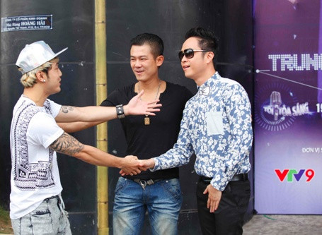 Ưng Hoàng Phúc thân thiết bên hai thành viên cũ của nhóm 1088 là Vân Quang Long và Nhật Tinh Anh.