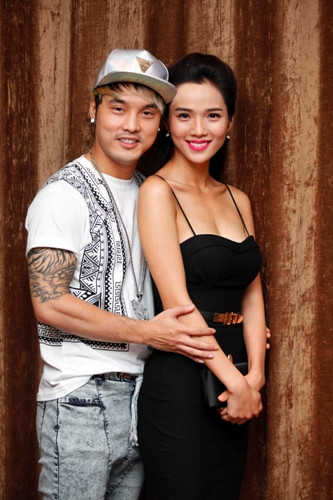 Kim Cương 'tháp tùng' người yêu là ca sĩ Ưng Hoàng Phúc đến dự buổi ra mắt liveshow. Kim Cương trông vô cùng nữ tính với bộ đầm đen bó sát.