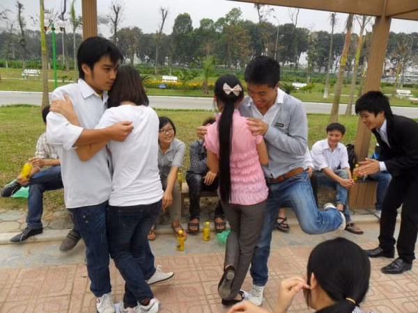 Đứng trên giấy....va chạm thân thể là không thể tránh