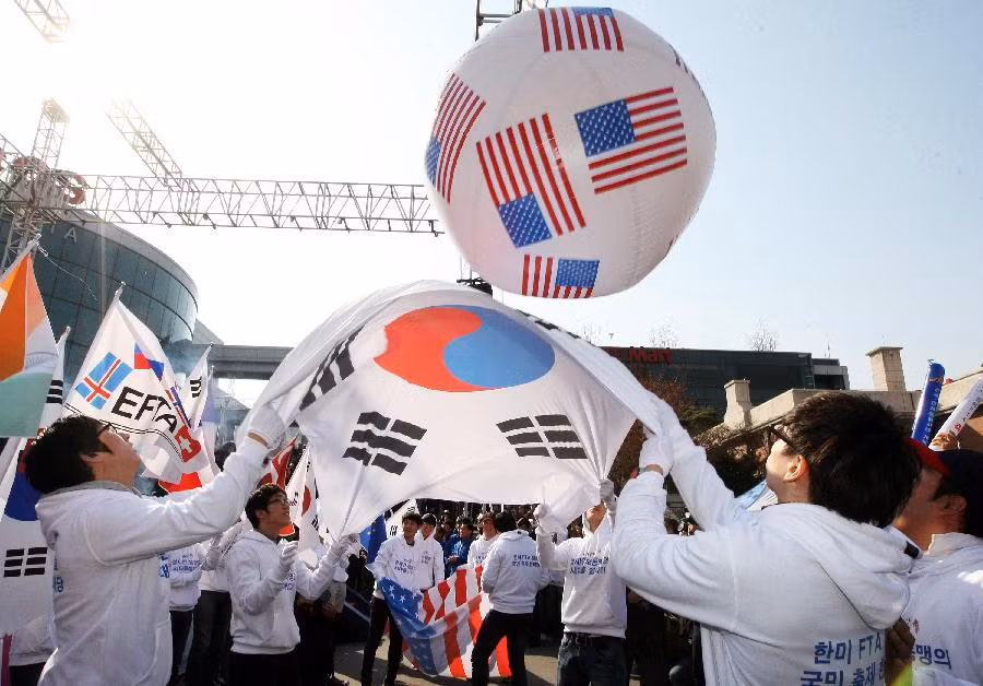 Hàng chục người đối lập đã biểu tình ở Seoul phản đối yêu cầu bãi FTA hôm 15/3. Hàng chục người đối lập đã biểu tình ở Seoul phản đối yêu cầu bãi FTA hôm 15/3.