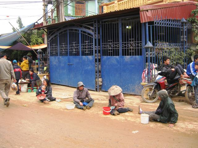 "Đội quân" ăn mày ở Hội chọi trâu Hải Lựu (Vĩnh Phúc)