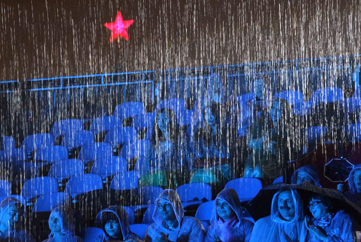 Người Nga tham dự Fesival Âm nhạc quân đội quốc tế dưới cơn mưa lớn tại Quảng Trường Đỏ ơ thủ đô Moscow ngày 1/9/2011. Hơn 2.000 nhạc công đến từ các nước như Nga, Hy Lạp, Bỉ, Anh, Ucraina, Mexico, Tây Ban Nha, Switzerland, Pháp đã tham gia biểu diễn tại sự kiện văn hoá đặc biệt này. Người Nga tham dự Fesival Âm nhạc quân đội quốc tế dưới cơn mưa lớn tại Quảng Trường Đỏ ơ thủ đô Moscow ngày 1/9/2011. Hơn 2.000 nhạc công đến từ các nước như Nga, Hy Lạp, Bỉ, Anh, Ucraina, Mexico, Tây Ban Nha, Switzerland, Pháp đã tham gia biểu diễn tại sự kiện văn hoá đặc biệt này.