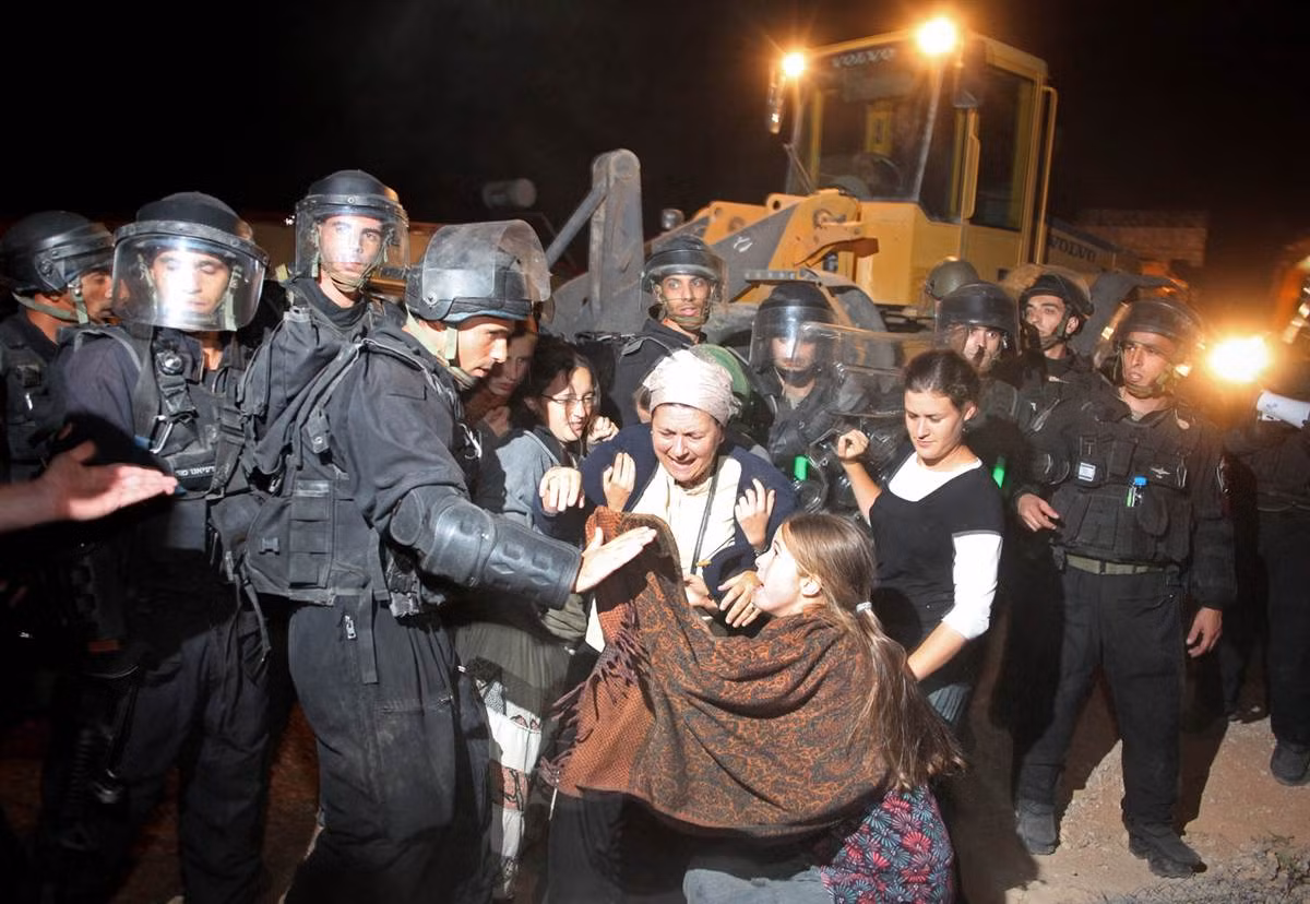 Cảnh sát chống bạo động của Israel đang khống chế những người do Thái ở khu Bờ Tây, Ramallah ngày 5/9/2011. Cảnh sát chống bạo động của Israel đang khống chế những người do Thái ở khu Bờ Tây, Ramallah ngày 5/9/2011.