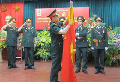 Giám đốc Viện Khoa học-Công nghệ quân sự gắn Huân chương Quân công lên Quân kỳ Quyết thắng của Viện Tên lửa.