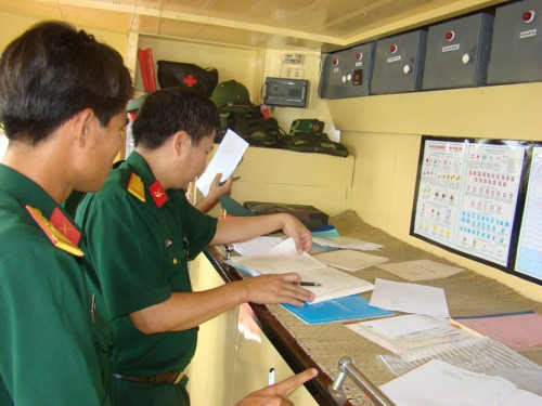 Sổ sách, giấy tờ theo tàu cũng là nội dung không thể thiếu với mỗi phương tiện và luôn được Ngành vận tải quan tâm. Trong ảnh là công tác kiểm tra của Ban giám khảo với các quy định ngành.