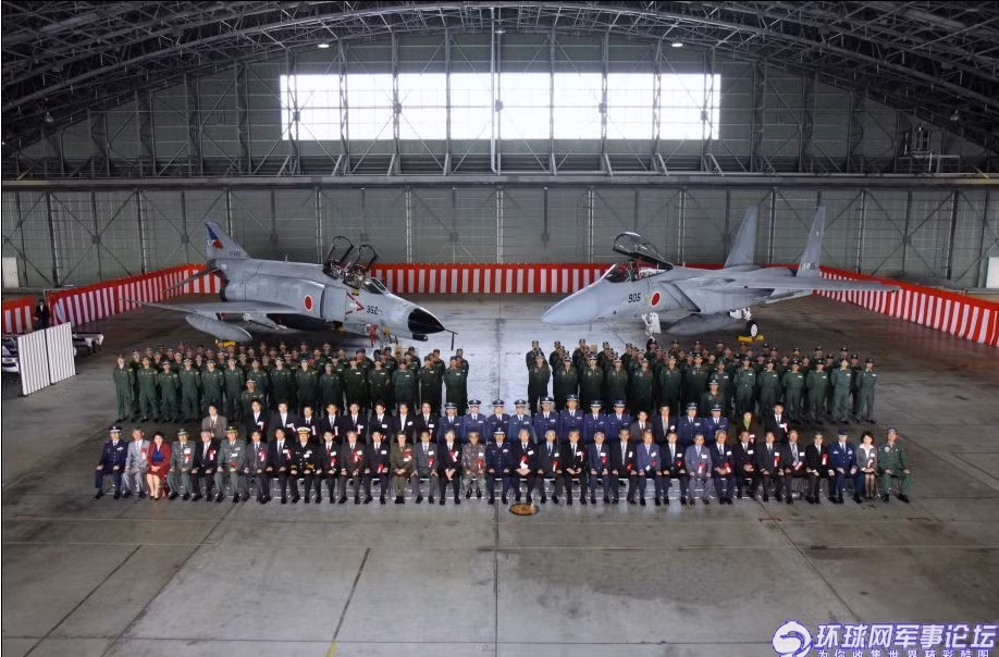 Vũ khí chính của căn cứ không quân Naha là các chiến đấu cơ F-4EJ Phantom và tiêm kích F-15 J.