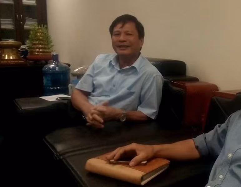 Ông Bùi Ngọc Sơn, Giám đốc Sở Nội vụ tỉnh Bắc Giang đang trao đổi vụ việc với phóng viên (Ảnh: MC)