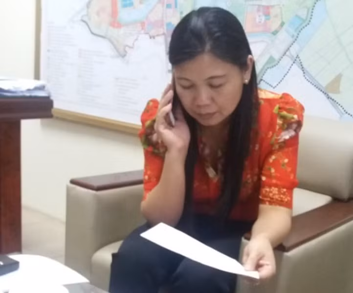 Bà Đồng Thị Như Hoa, Phó Ban bồi thường GPMB quận Hoàng Mai trong buổi làm việc với phóng viên. Ảnh Trần Việt.
