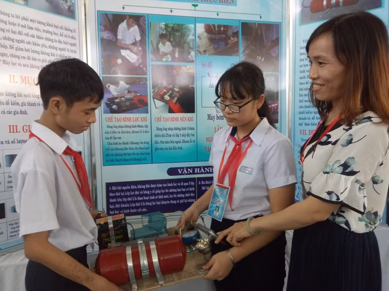 Máy lọc và nén không khí của do bạn Hồ Sang (trái) sáng chế được ứng dụng vào thực tế. Ảnh: AN Máy lọc và nén không khí của do bạn Hồ Sang (trái) sáng chế được ứng dụng vào thực tế. Ảnh: AN
