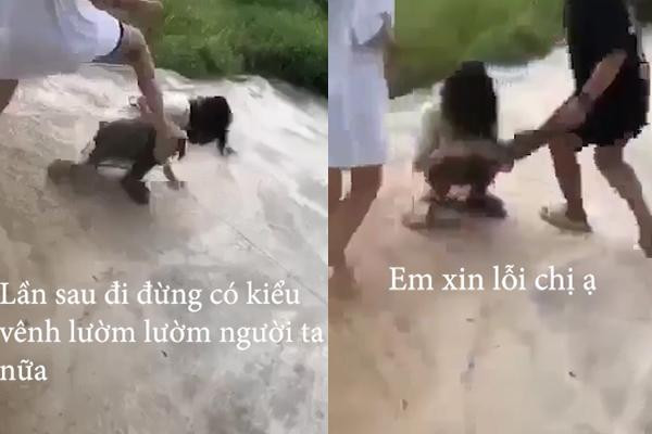 Nhóm nữ sinh đe dọa nạn nhân: "Lần sau đi đừng có kiểu vênh, lườm lườm người ta nữa" khiến nạn nhân sợ hãi. (Ảnh cắt từ clip)