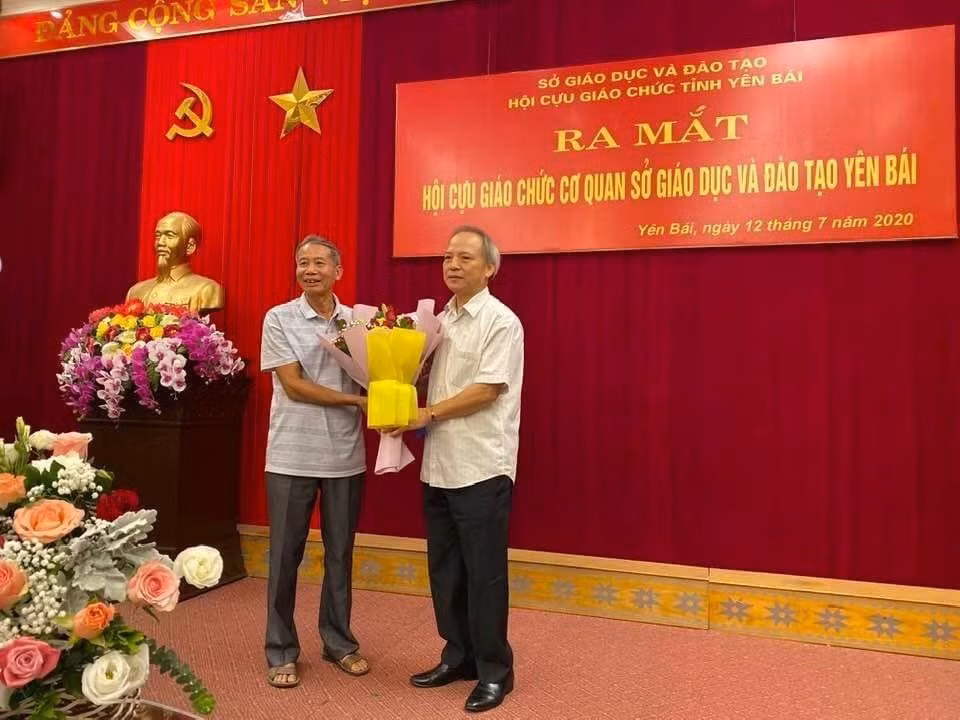 Ông Trần Xuân Hưng (nguyên Giám đốc Sở Giáo dục và Đào tạo tỉnh Yên Bái - ở bên phải ảnh) trong sự kiện của Hội Cựu Giáo chức tỉnh Yên Bái. (Ảnh: Sở Giáo dục và Đào tạo Yên Bái)