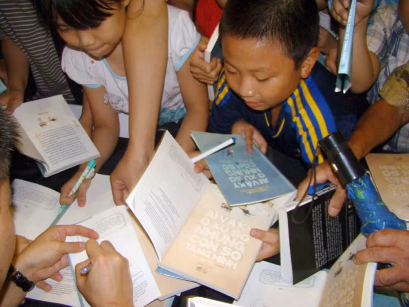 Hàng trăm khán giả vây quanh GS Châu mong xin được chữ ký "vàng" của GS để lấy "lộc" >>BẤM ĐÂY XEM CẬP NHẬT ĐIỂM THI ĐẠI HỌC, CAO ĐẲNG NHANH NHẤT 2012 Hàng trăm khán giả vây quanh GS Châu mong xin được chữ ký "vàng" của GS để lấy "lộc" >>BẤM ĐÂY XEM CẬP NHẬT ĐIỂM THI ĐẠI HỌC, CAO ĐẲNG NHANH NHẤT 2012