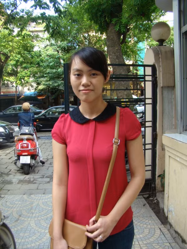 Vũ Hoàng Yến sinh viên Khoa Kinh tế Kiểm toán - Trường ĐH Thương Mại Hà Nội với điểm học tập 3,75/4.0, xếp loại rèn luyện xuất sắc. Mặc dù ra trường được hơn 2 tháng, nhưng cô nàng thủ khoa vẫn chưa thể xin được việc làm. Hoàng Yến chia sẻ: "Trong thời buổi kinh tế khó khăn, bọn em đi xin việc rất khó khăn, em ra trường hai tháng rồi mà vẫn chưa thể xin đươc việc".