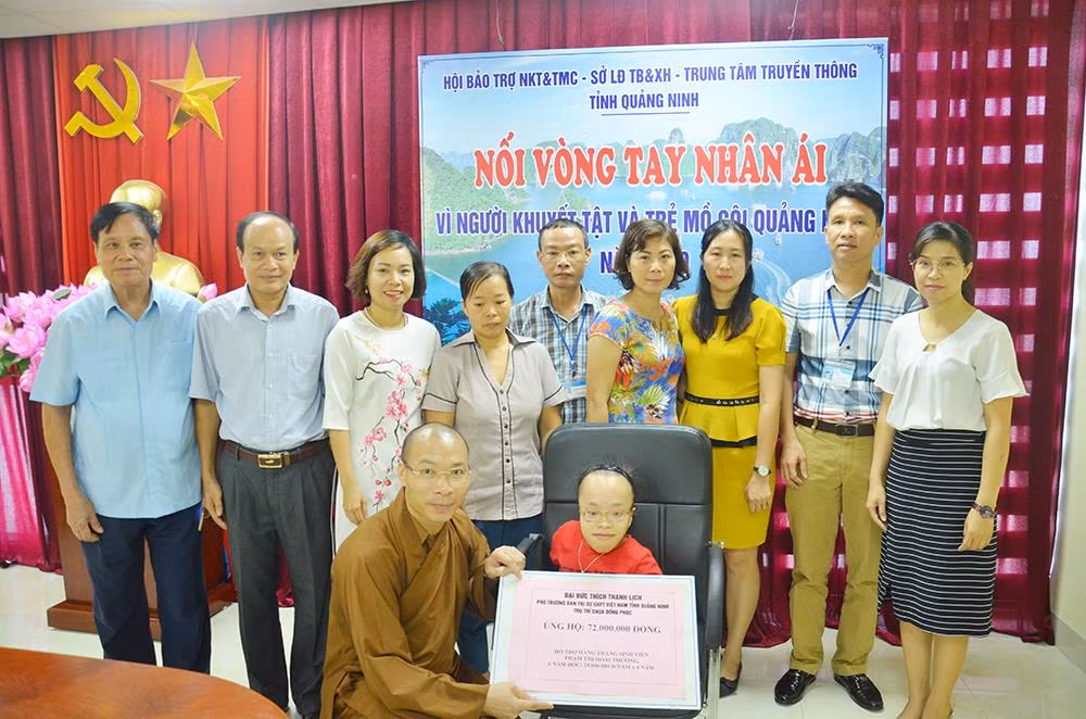 Thượng tọa Thích Thanh Lịch trao hỗ trợ 72 triệu đồng cho em Phạm Thị Hoài Thương (Ảnh: CTV) Thượng tọa Thích Thanh Lịch trao hỗ trợ 72 triệu đồng cho em Phạm Thị Hoài Thương (Ảnh: CTV)