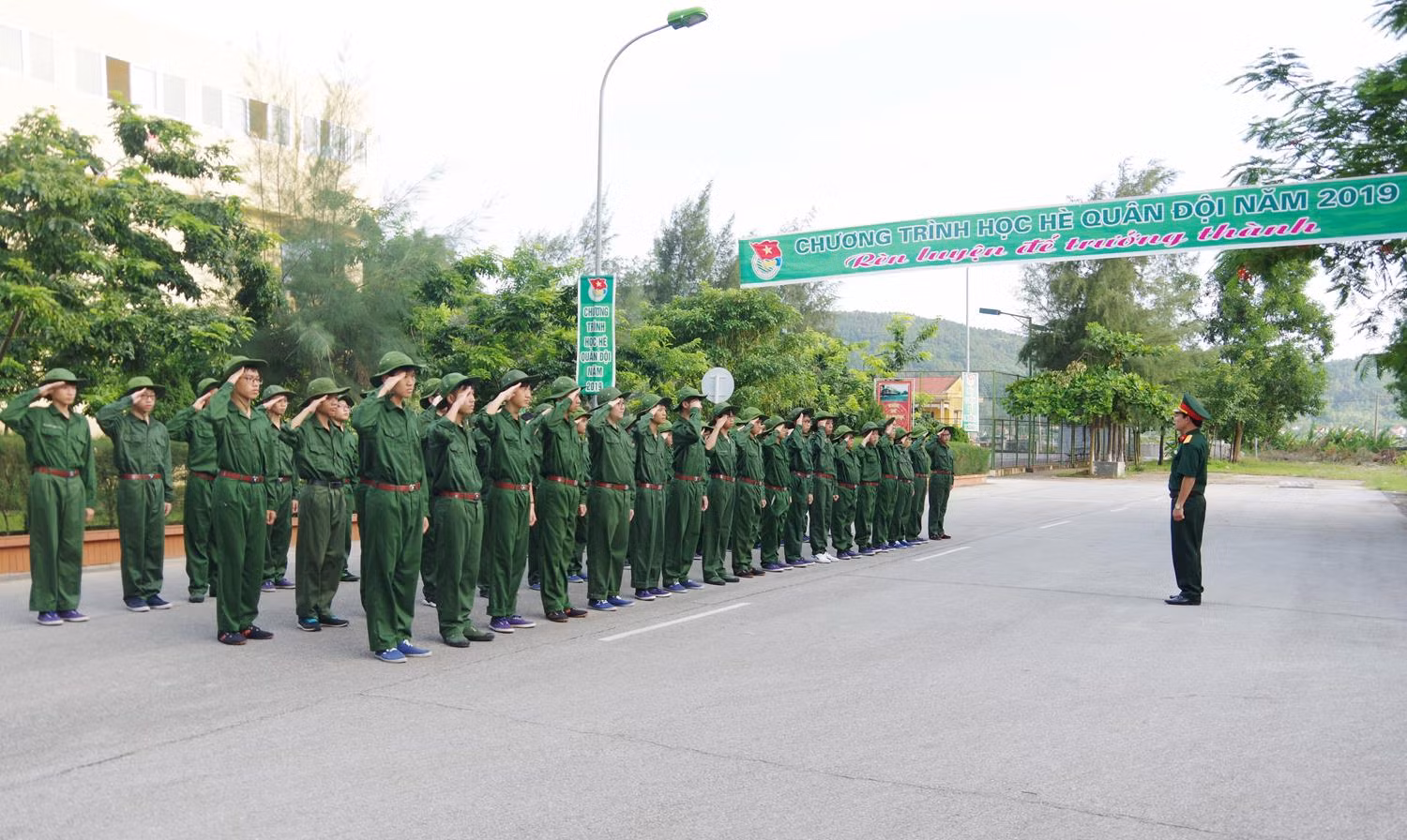 Các em học sinh trong giờ học điều lệnh (Ảnh: Văn Đảm)