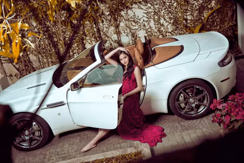 Vantage mui trần được xem là “của lạ” nhà Aston Martin, được phát triển dựa trên bản Vantage Coupe. Nó sử dụng mui mềm, nhưng không phải là chiếc DB9 Volante huyền thoại, Vantage Roadster nhỏ hơn và dành cho những tay lái nghiêm túc, mê cái đẹp.
