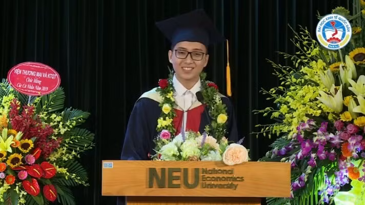 Nguyễn Nam Khánh - thủ khoa ngành Bảo hiểm – cậu đã giành danh hiệu, phần thưởng mình nhận được trong 4 năm học để tặng người bố của mình. (Ảnh: Thùy Linh)