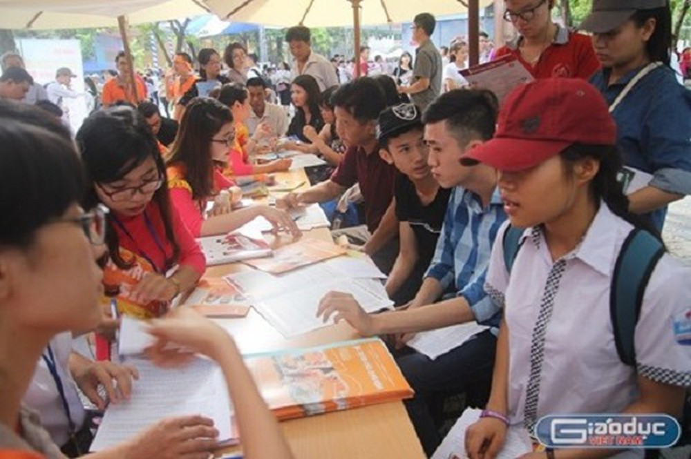 Kỳ tuyển sinh năm 2019, tổ hợp D01 (Ngữ văn, Tiếng Anh, Toán) đứng đầu về số nguyện vọng (Ảnh: Thùy Linh) Kỳ tuyển sinh năm 2019, tổ hợp D01 (Ngữ văn, Tiếng Anh, Toán) đứng đầu về số nguyện vọng (Ảnh: Thùy Linh)