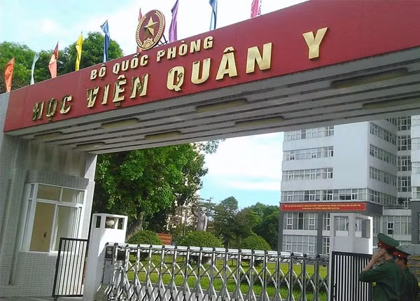 Năm 2019, Học viện Quân Y tuyển sinh 330 chỉ tiêu. Trường xét tuyển thí sinh nam, nữ trong cả nước dựa trên cơ sở kết quả của kỳ thi trung học phổ thông quốc gia 2019. Thí sinh đăng ký xét tuyển vào hệ đại học quân sự phải qua sơ tuyển, có đủ tiêu chuẩn quy định của Bộ Quốc phòng. (Ảnh: Nguồn website nhà trường)