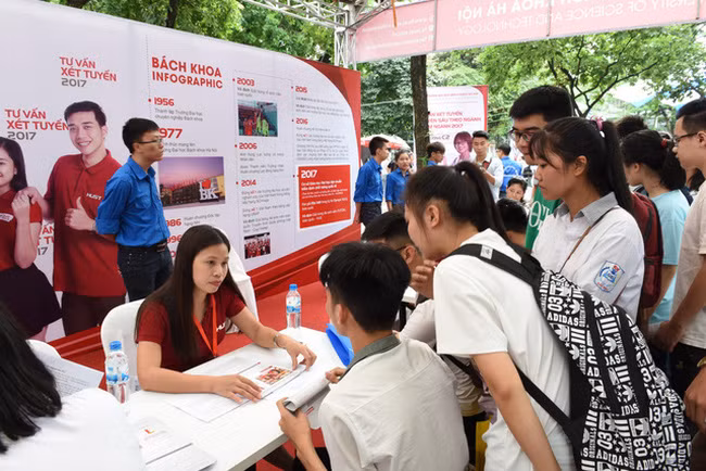 Thí sinh sẽ có 3 ngày (16-18/7) để thực hành điều chỉnh nguyện vọng xét tuyển trên cổng thông tin tuyển sinh của Bộ Giáo dục và Đào tạo. (Ảnh minh họa: VTV)