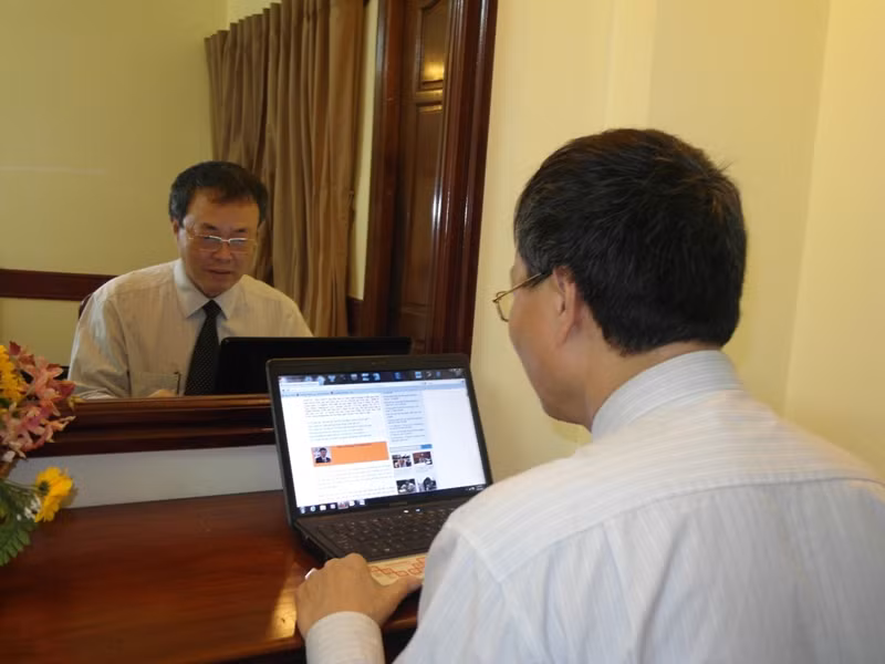 Tiến sĩ Phương pháp giảng dạy Toán học Lê Thống Nhất, Phó Tổng thư ký Hội giảng dạy toán học phổ thông. Vừa đến khách sạn sau chuyến bay, TS Lê Thống Nhất ngồi vào bàn trả lời giao lưu trực tuyến ngay Tiến sĩ Phương pháp giảng dạy Toán học Lê Thống Nhất, Phó Tổng thư ký Hội giảng dạy toán học phổ thông. Vừa đến khách sạn sau chuyến bay, TS Lê Thống Nhất ngồi vào bàn trả lời giao lưu trực tuyến ngay