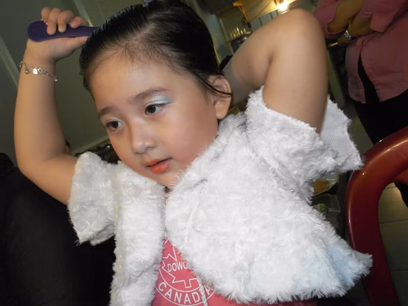 Chải tóc một cách rất điệu nghệ.