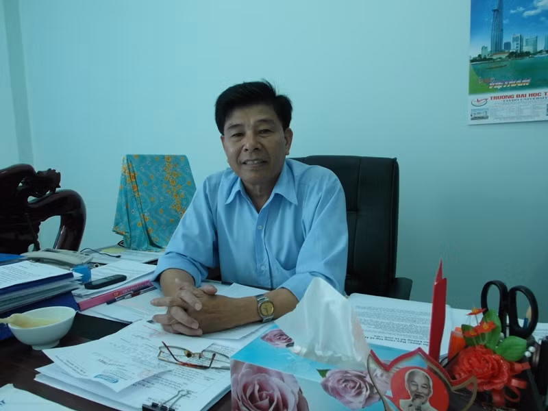 Ông Phan Văn Thơm, Quyền Hiệu trưởng trường ĐH Tây Đô. Ông Phan Văn Thơm, Quyền Hiệu trưởng trường ĐH Tây Đô.