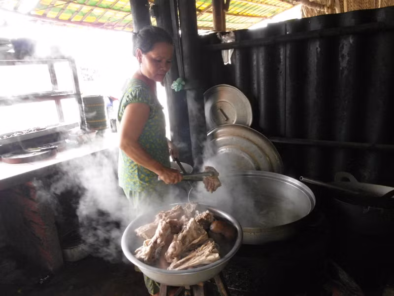 Chị nói: "Nhiều lúc tui làm không kịp thở luôn đó..." Chị nói: "Nhiều lúc tui làm không kịp thở luôn đó..."
