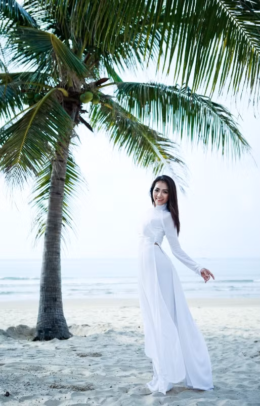 Giữa khung cảnh thanh bình, người đẹp dạo gót ngọc trên dãi cát mịn...