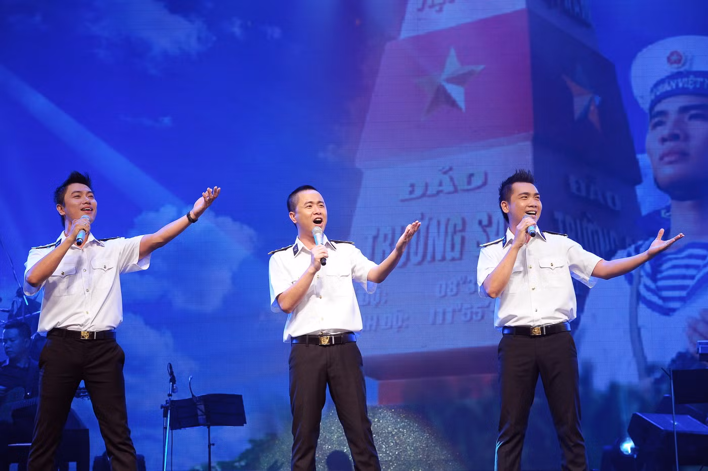 Ba thành viên nhóm Arista trong trang phục lính biển, hát ca khúc Tổ quốc nhìn từ biển, thể hiện tình yêu đối với Trường Sa, Hoàng Sa máu thịt của tổ quốc trong ngày Quốc khánh đã gây xúc động cho khán giả cả nước. Ảnh: Ban tổ chức BHYT