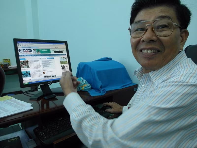 Ông Phan Văn Thơm, Hiệu trưởng Trường ĐH Tây Đô đang xem thông tin lùm xùm chuyện học vấn của Thu Thảo trên báo điện tử Giáo dục Việt Nam. Ông Phan Văn Thơm, Hiệu trưởng Trường ĐH Tây Đô đang xem thông tin lùm xùm chuyện học vấn của Thu Thảo trên báo điện tử Giáo dục Việt Nam.