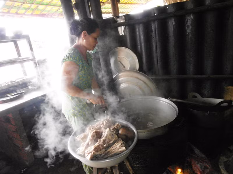 Quán này của chị Chín An, một người đàn bà trạc khoảng 50. Vừa vào đến cửa quán, mùi thịt chín đã xộc lên mũi, như hối thúc bao tử của thực khách thêm cồn cào. Quán này của chị Chín An, một người đàn bà trạc khoảng 50. Vừa vào đến cửa quán, mùi thịt chín đã xộc lên mũi, như hối thúc bao tử của thực khách thêm cồn cào.