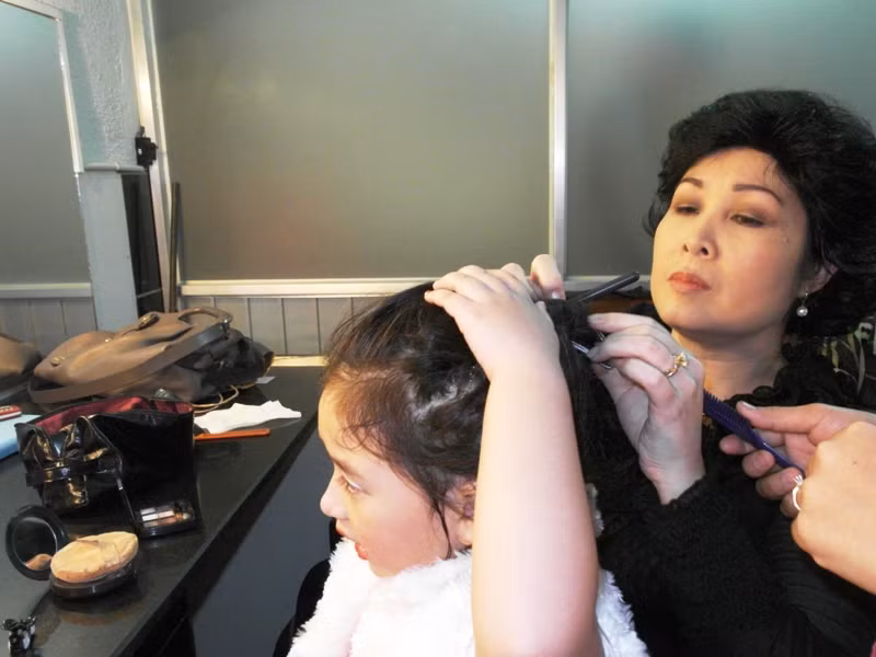 Đến phần làm tóc, Bí Ngô không thể tự tháo búi tóc của mình. NSND Hồng Vân tạm gác "việc riêng", quay sang giúp con.
