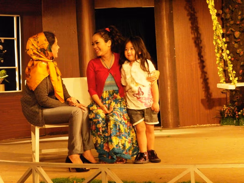 Mới 5 tuổi nhưng Bí Ngô rất dạn dĩ, diễn xuất một cách rất tự nhiên trước khoảng 500 khán giả.