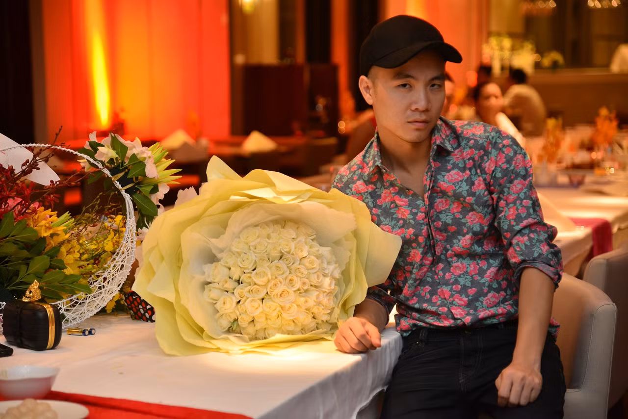Đến mừng sinh nhật của chuyên viên trang điểm Hạ My còn có vị giám khảo khó tính chương trình Vietnam's Next Top Model - nhà thiết kế Đỗ Mạnh Cường. Đến mừng sinh nhật của chuyên viên trang điểm Hạ My còn có vị giám khảo khó tính chương trình Vietnam's Next Top Model - nhà thiết kế Đỗ Mạnh Cường.