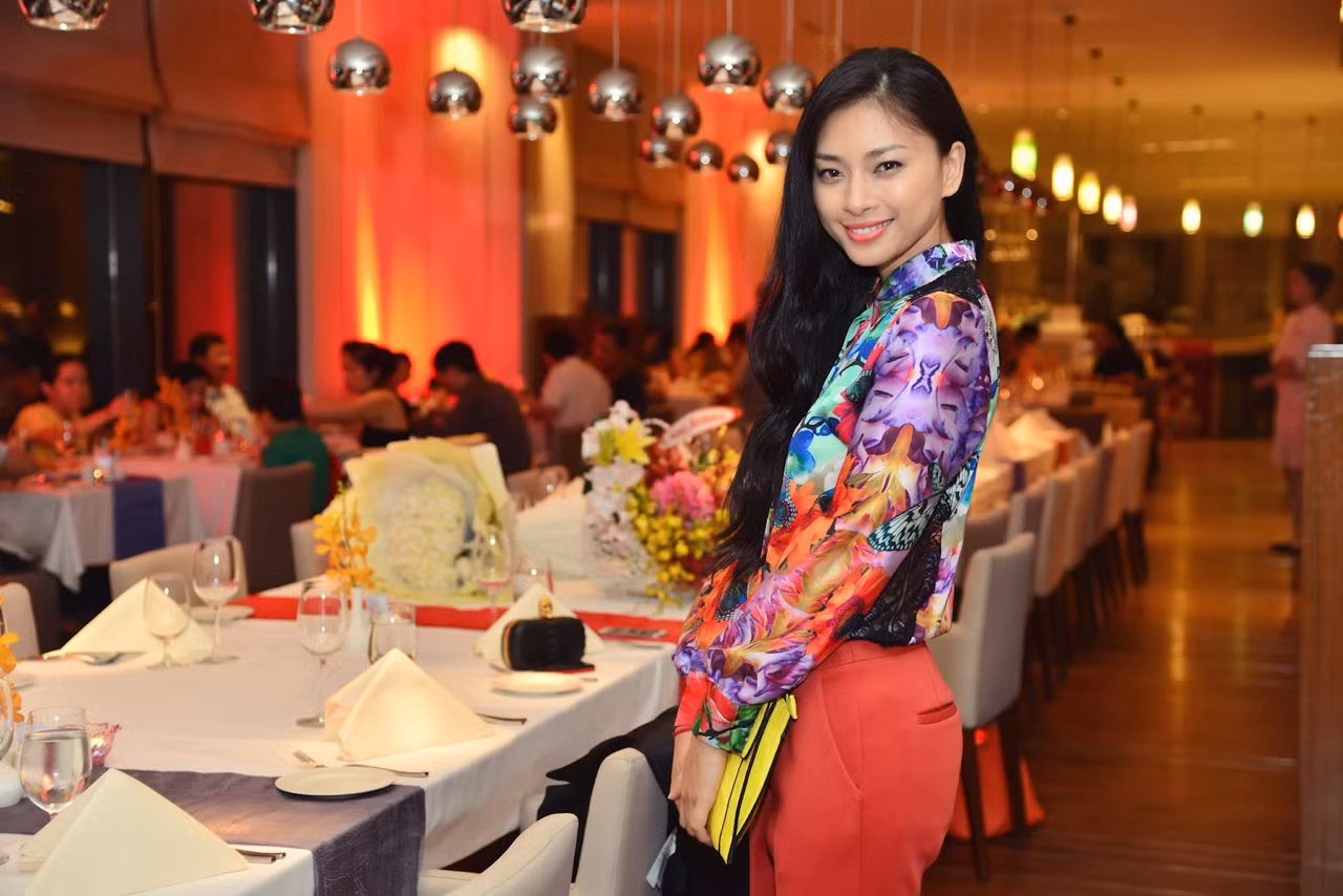 Chiếc áo hoa càng làm cho Ngô Thanh Vân trở nên nữ tính hơn. Chiếc áo hoa càng làm cho Ngô Thanh Vân trở nên nữ tính hơn.