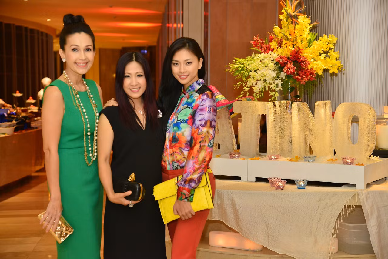 Chuyên viên trang điểm Hạ My (giữa) là người đã từng làm đẹp cho rất nhiều người nổi tiếng, trong đó có Diễm My và Ngô Thanh Vân. Chuyên viên trang điểm Hạ My (giữa) là người đã từng làm đẹp cho rất nhiều người nổi tiếng, trong đó có Diễm My và Ngô Thanh Vân.
