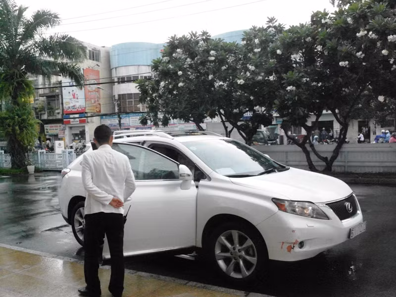 Nhân viên mở cửa xe...