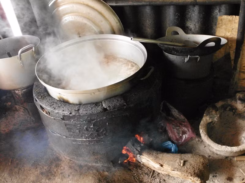 Trong thời gian chờ "bà chủ" mang cháo ra, mùi củi khô đang tí tách phả ra từ bếp khiến, thực khách dễ cảm nhận một không gian đậm chất "hương đồng, gió nội". Nồi cháo được đặt trên miệng "ông táo", bên cạnh là thau lòng. Có cảm giác đây là một chái bếp của một mái nhà tranh ở thôn quê hơn là một quán ăn... Trong thời gian chờ "bà chủ" mang cháo ra, mùi củi khô đang tí tách phả ra từ bếp khiến, thực khách dễ cảm nhận một không gian đậm chất "hương đồng, gió nội". Nồi cháo được đặt trên miệng "ông táo", bên cạnh là thau lòng. Có cảm giác đây là một chái bếp của một mái nhà tranh ở thôn quê hơn là một quán ăn...