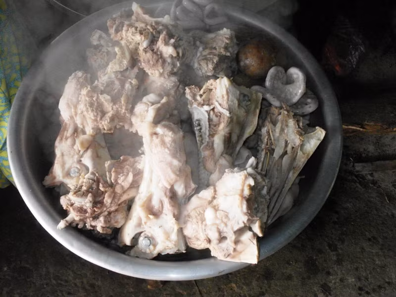 Trong chiếc thau nhôm, những chiếc xương má heo to đã luộc chín, trắng nõn đầy hấp dẫn. Trong chiếc thau nhôm, những chiếc xương má heo to đã luộc chín, trắng nõn đầy hấp dẫn.