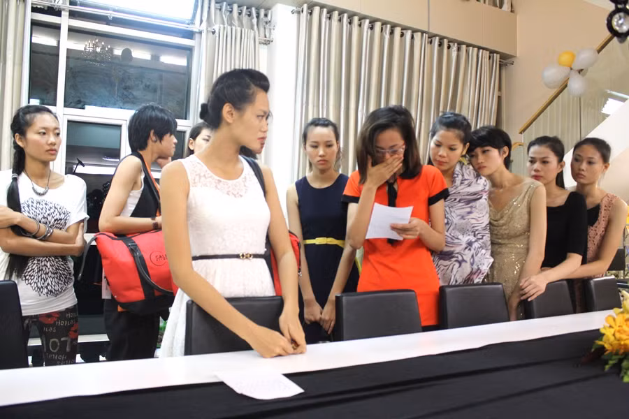 Minh Nguyệt quá xúc động vì tình cảm của cô bạn chung phòng dành cho mình.