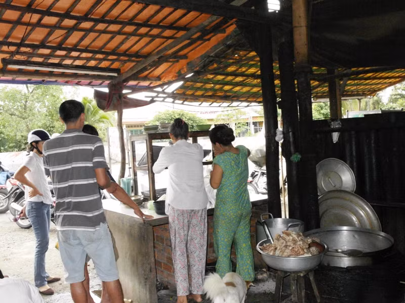 Quán cháo lòng bình dân của chị Chín An luôn tấp nập khách. Quán cháo lòng bình dân của chị Chín An luôn tấp nập khách.