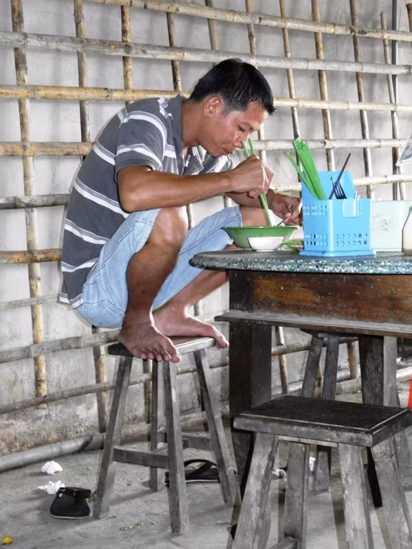 Anh thanh niên này ngồi thưởng thức món chào đúng kiểu "nước lụt" của người miền Tây. Ngày trước, mỗi khi nước tràn về ruộng, vườn, ngập lênh láng nhà, ngồi ăn cơm, người miền Tây thường rút chân lên ghế, ngồi chồm hổm để tránh nước. Bây giờ, ở miền Tây, nếu thấy ai ngồi thế này, sẽ bị gọi là "ngồi kiểu nước lụt". Anh thanh niên này ngồi thưởng thức món chào đúng kiểu "nước lụt" của người miền Tây. Ngày trước, mỗi khi nước tràn về ruộng, vườn, ngập lênh láng nhà, ngồi ăn cơm, người miền Tây thường rút chân lên ghế, ngồi chồm hổm để tránh nước. Bây giờ, ở miền Tây, nếu thấy ai ngồi thế này, sẽ bị gọi là "ngồi kiểu nước lụt".