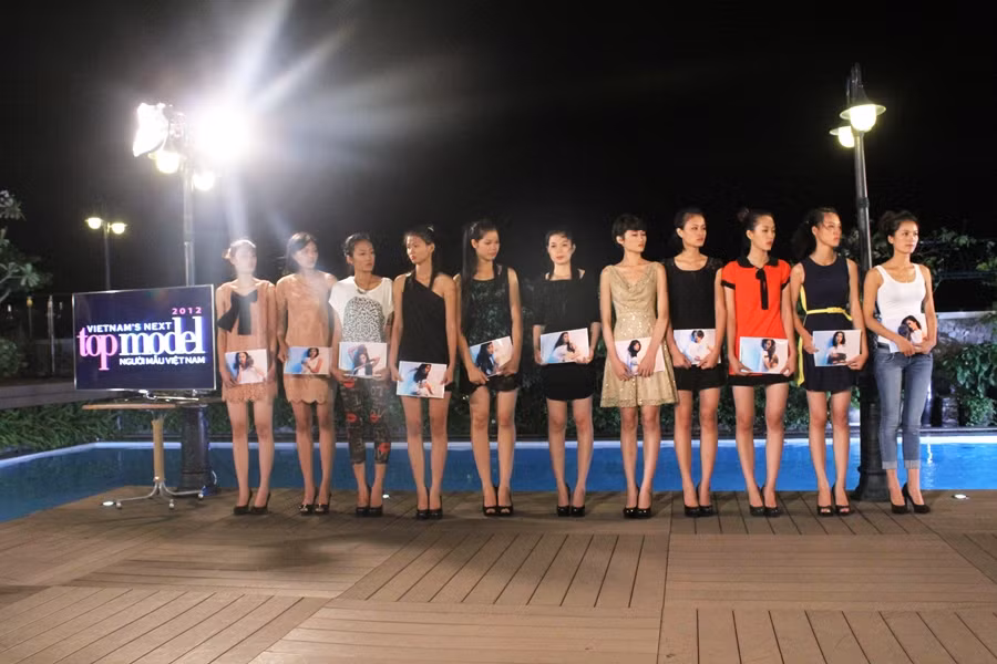 Sau phần thi trang điểm và biểu cảm trước ống kính, các thí sinh hồi hộp chờ đợi “phán quyết” từ 4 vị giám khảo khó tính: Xuân Lan, Nam Trung, Đỗ Mạnh Cường, Hoài Nam. Sẽ có một thí sinh bị loại khỏi cuộc chơi.
