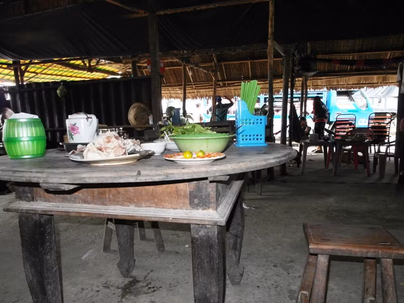 Bàn chữ U, ghế đẩu, cũng chỉ có ở miền Tây Nam Bộ, cách đây khoảng 30 năm....Những vật dụng này càng dùng lâu năm, càng lên nước bóng lưỡng. Bàn chữ U, ghế đẩu, cũng chỉ có ở miền Tây Nam Bộ, cách đây khoảng 30 năm....Những vật dụng này càng dùng lâu năm, càng lên nước bóng lưỡng.