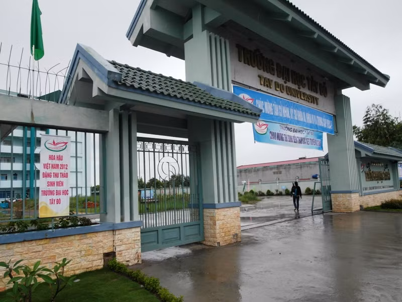 Băng-rôn với dòng chữ tự hào: "Hoa hậu Việt Nam năm 2012 Đặng Thu Thảo - sinh viên trường Đại học Tây Đô" , được trang trọng treo trước cổng trường ĐH Tây Đô, thành phố Cần Thơ.