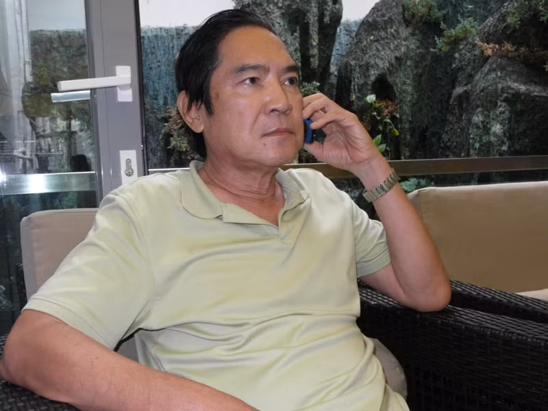 Nhạc sĩ Quốc Dũng gọi điện thoại cho ca sĩ Cẩm Vân: “Vân ơi, mấy ngày nay,anh buồn lắm. Anh em mình hiểu nhau, em cho anh xin lỗi"