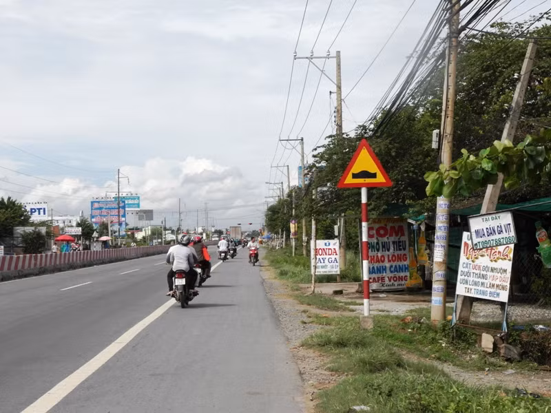 Nếu đã là người miền Tây, hiếm ai chưa từng nghe hay có thể lấy hơi ca một câu vọng cổ mùi mẫn. Giống như "đặc sản" cải lương, món cháo lòng là món ăn khoái khẩu của người dân miền sông nước Nam Bộ này. Dọc quốc lộ 1A, không khó để tìm nơi để ăn món cháo lòng. Nếu đã là người miền Tây, hiếm ai chưa từng nghe hay có thể lấy hơi ca một câu vọng cổ mùi mẫn. Giống như "đặc sản" cải lương, món cháo lòng là món ăn khoái khẩu của người dân miền sông nước Nam Bộ này. Dọc quốc lộ 1A, không khó để tìm nơi để ăn món cháo lòng.