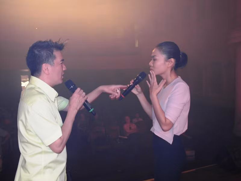 Mr Đàm song ca cùng Thu Minh tình khúc Mùa thu cho em.