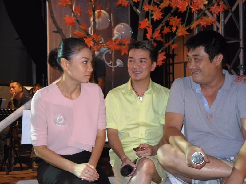 "Nãy giờ trên sân khấu, anh nhìn xuống thấy hai người nói chuyện gì vui vậy?" - Mr Đàm hỏi Thu Minh.